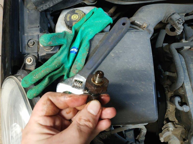 Old Oil Pressure Switch wet-side