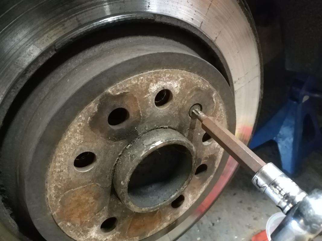 Removing disc retention screw